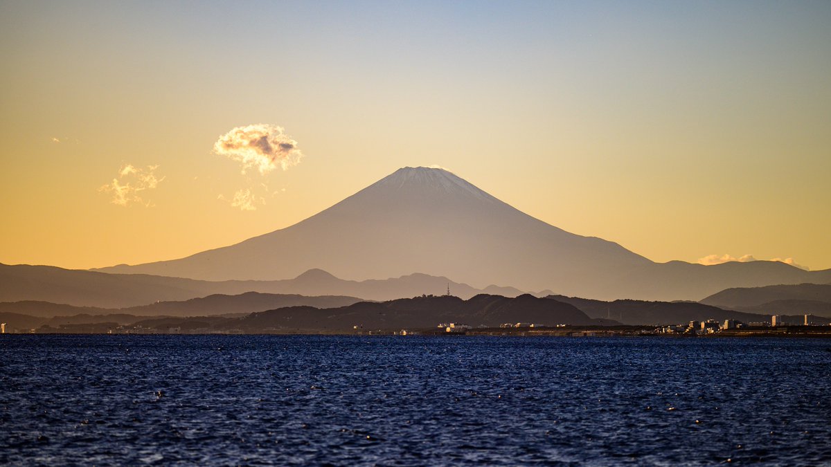 creeker134's tweet photo. 先週の3連休最終日は雨のち晴れで夕方から片瀬西浜から綺麗な富士山とマジックアワーを拝むことが出来ました。とても寒かったですが… https://t.co/XY95OB7bbL