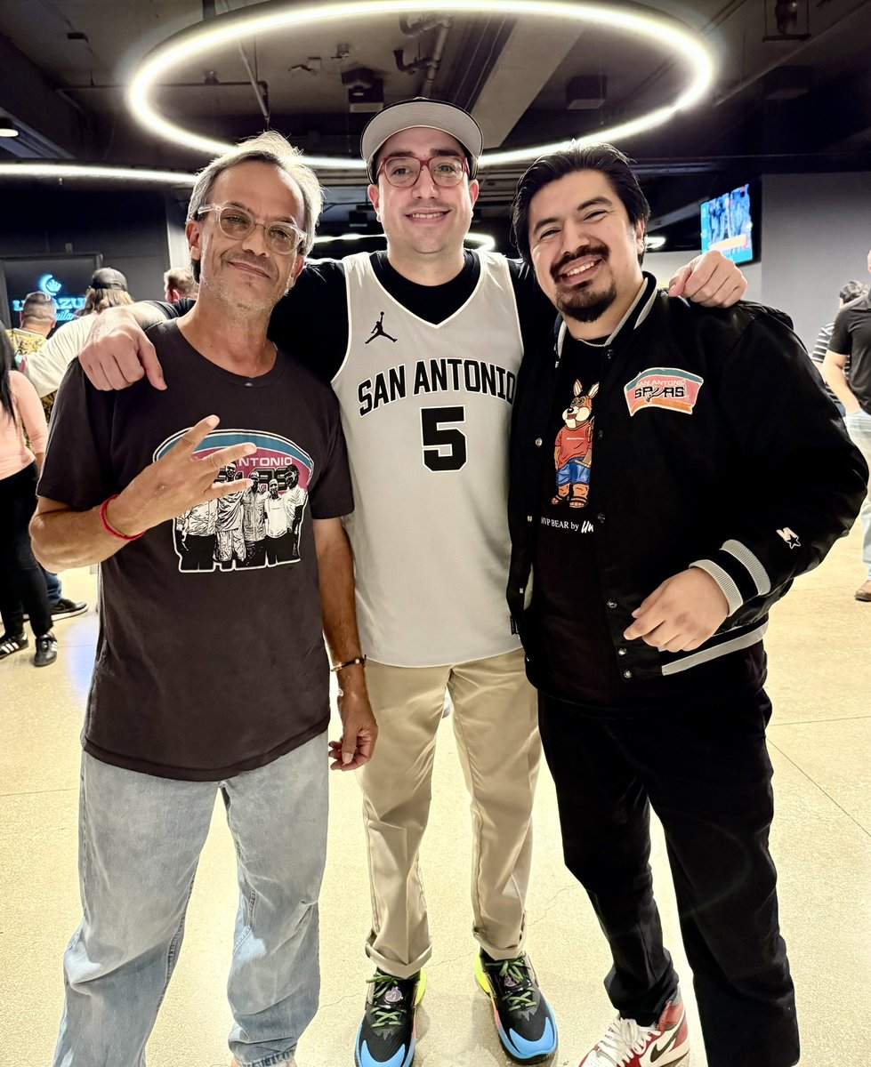 YouNOTthefather's tweet image. Love the Angelic Halo effect at the Spurs game for the Patron Saint of Southtown @CleanGuayabera and Your Tia’s Favorite Reporter @sportsguyjose… 😇#GoSpursGo