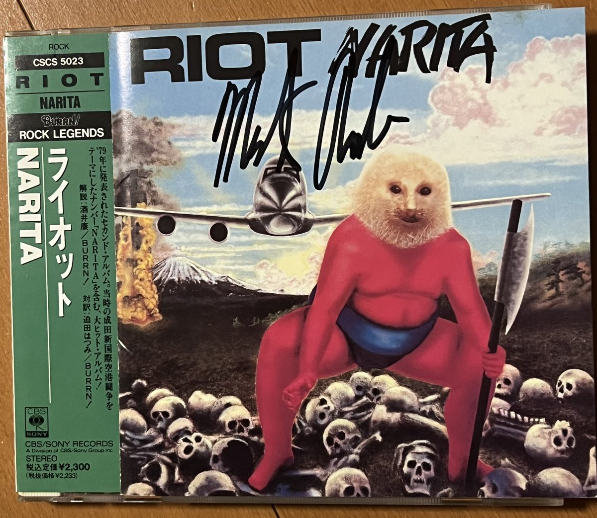 tatsurocker's tweet photo. 昨日はGuy Speranzaの命日だったのですね。
一度見てみたかったヴォーカリストとこの時代のRIOT。アルバム『NARITA』は名盤。サインはMark Realeです。
#GuySperanza
#RIOT
#MarkReale https://t.co/2OelSLIUUc