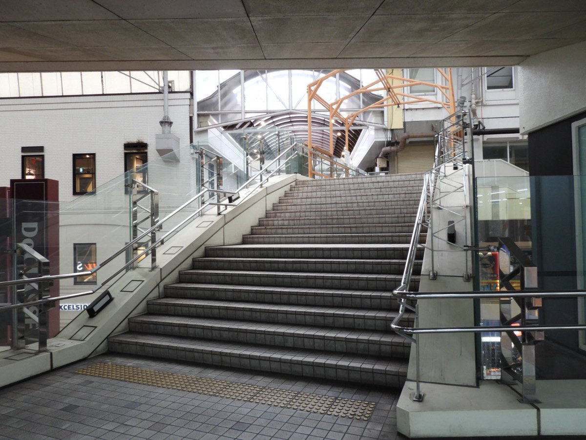 Corin8187's tweet photo. 🎙️「兵庫.神戸ポートタワーです！」
💧「沖縄から先手必勝の桜坂しずくです。スクスタをプレイしてる様に見えますw」

第1章2章のキービジュを改めて見るとなんだか感慨深い！
近江遥ちゃんが登場した場所も確認した☆ #虹ヶ咲 #えいがさき #えいがさき神戸ロケ地にいってきた(@LN_TKRK @guchi_red) https://t.co/pz8CBPVObg