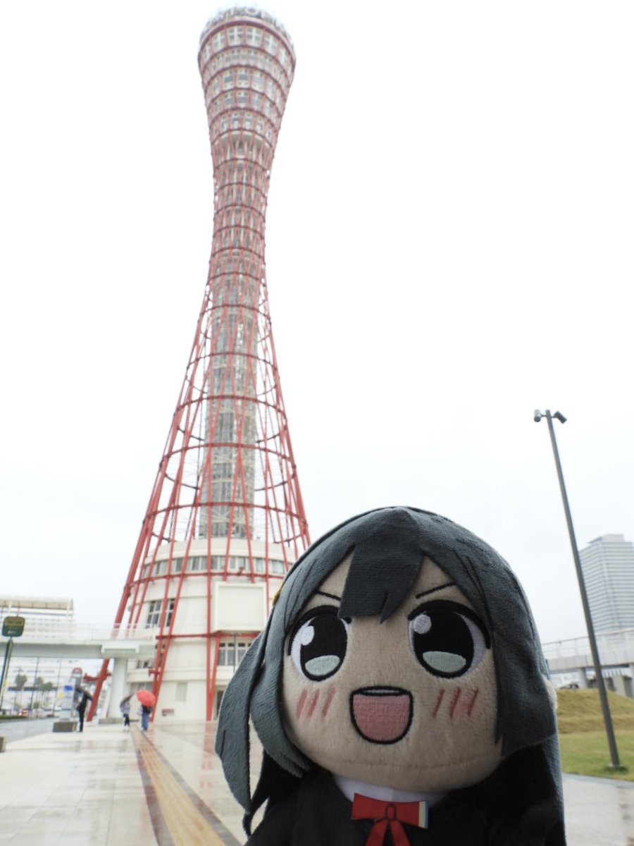 Corin8187's tweet photo. 🎙️「兵庫.神戸ポートタワーです！」
💧「沖縄から先手必勝の桜坂しずくです。スクスタをプレイしてる様に見えますw」

第1章2章のキービジュを改めて見るとなんだか感慨深い！
近江遥ちゃんが登場した場所も確認した☆ #虹ヶ咲 #えいがさき #えいがさき神戸ロケ地にいってきた(@LN_TKRK @guchi_red) https://t.co/pz8CBPVObg