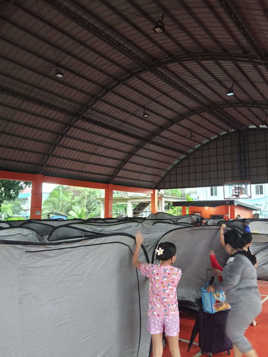 pinas_city's tweet image. TINGNAN: Ilang pamilya sa Samna Compound sa Rainbow Village sa Barangay Talon Singko, lumikas na bilang paghahanda sa paparating na Super Typhoon Uwan.

#LPCUpdate
#LasPiñas
#UwanPH

📷 Jonald Cabus Balano