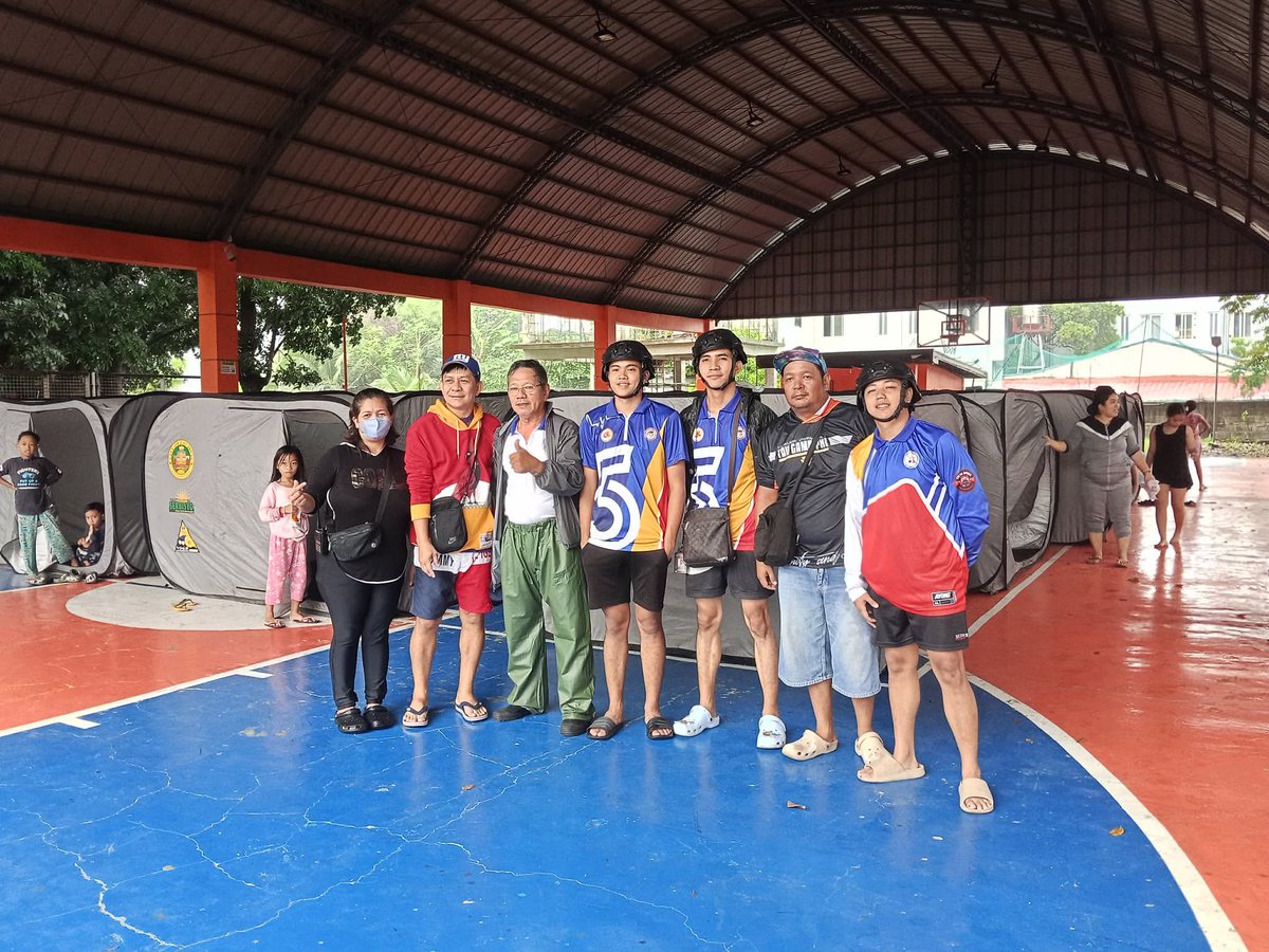 pinas_city's tweet image. TINGNAN: Ilang pamilya sa Samna Compound sa Rainbow Village sa Barangay Talon Singko, lumikas na bilang paghahanda sa paparating na Super Typhoon Uwan.

#LPCUpdate
#LasPiñas
#UwanPH

📷 Jonald Cabus Balano