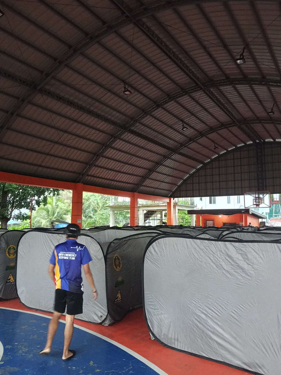 pinas_city's tweet image. TINGNAN: Ilang pamilya sa Samna Compound sa Rainbow Village sa Barangay Talon Singko, lumikas na bilang paghahanda sa paparating na Super Typhoon Uwan.

#LPCUpdate
#LasPiñas
#UwanPH

📷 Jonald Cabus Balano