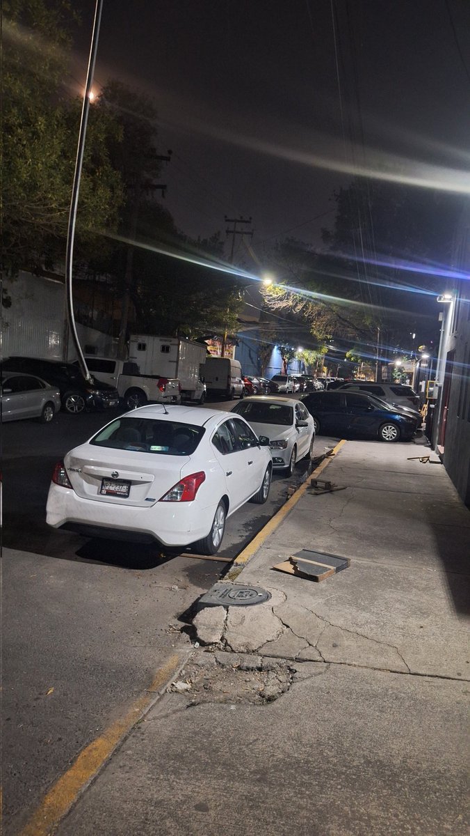 Paulbob80's tweet photo. #SSC_CDMX quien sale ganando?...los franeleros q cobran de $300 a $500 por auto, obstruyendo banquetas de la vía pública q no es de ellos?...o alguien q cobra su "comisión en algún lugar...por favor, ya intervengan...o solapando esta acción??? https://t.co/xumZO8GeXv
