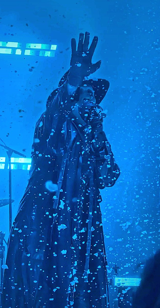 GerdaBarrel's tweet photo. Nov 1 | Cardiff, UK
📸 Dan Ryan | daanr90
#marilynmanson #marilynmansonforever #marilynmansonlove #marilynmansonfan #marilynmansonfamily #mansonite #manson #mansonites #istandwithmarilynmanson #brianwarner #brianhughwarner #manson https://t.co/0QJYYbMLvg