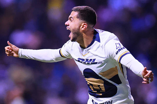 ¡Remontada en el Cuauhtémoc! 🔥💙💛
Cuando parecía que no llegaba, Pumas vence 3-2 a Cruz Azul con goles de Ruvalcaba, la Pantera Ángulo y Alan Medina.
Aún sin jugar bien, Universidad entra al play-in… y de paso revive los fantasmas de estos. 🚂💀