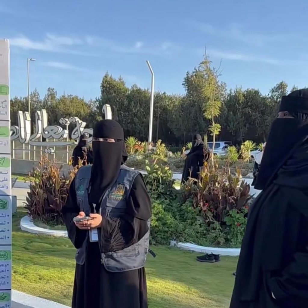 unialbaha's tweet photo. كل الشكر والتقدير والامتنان
لرئيس قسم التسويق الدكتور محمد سعيد الزهراني،
ولرئيسة قسم التسويق الدكتورة أريج المولد،
وللدكتور عمار العوض،
على دعمهم وتعاونهم المستمر مع طالبات تخصص التسويق 🌱 https://t.co/9vvXPTs996