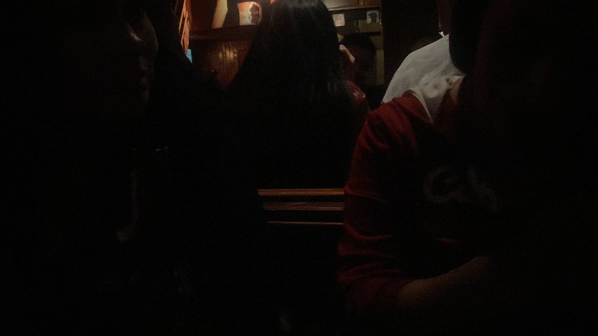 Parejita o single por chapinero estamos escuchando rocksito y celebrando el cumpleaños a una amiga. Quien se anima acompañarnos pal remate?