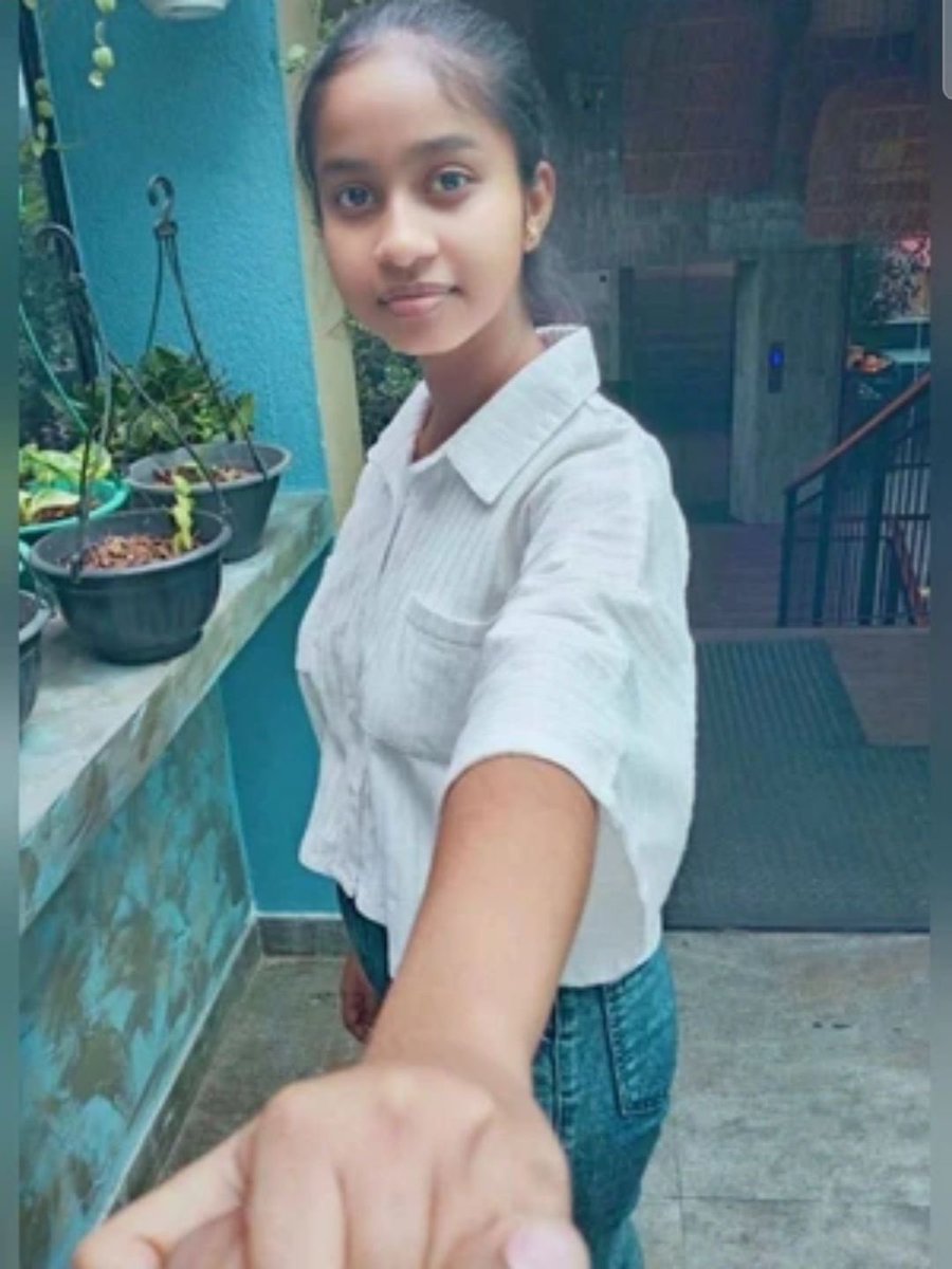 Taniya343756's tweet photo. Young teen girl surprise boobs🙈 https://t.co/p2OZ9Gs1k9