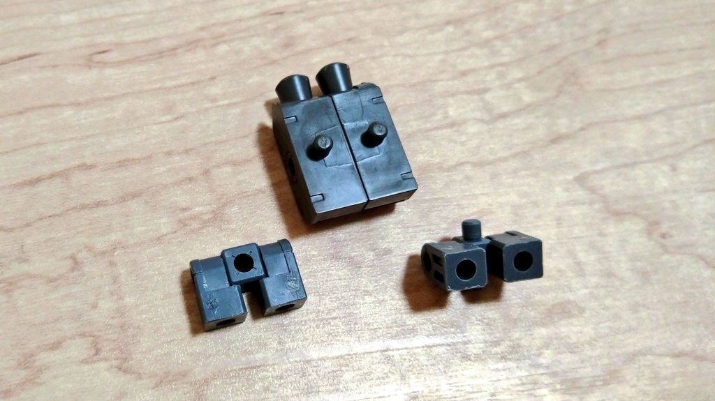 【バックパック穴をジョイントで作る】
十字または一文字ジョイントを2枚目のようにくぼみ側の穴で挟むように接続すると穴の位置がバックパックと同じ幅になります。
#30MMカスタムアイデア
#30MMカスタムアイディア
#30MM