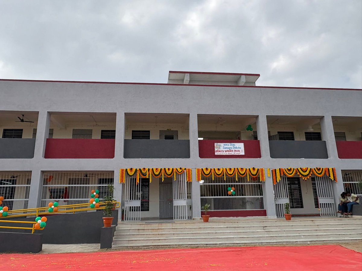 mopr_goi's tweet photo. शिक्षा समिति: पंचायत के माध्यम से गुणवत्तापूर्ण शिक्षा की दिशा में सशक्त पहल 

जिला पंचायत की शिक्षा समिति स्थानीय स्तर पर शिक्षा व्यवस्था को मजबूत बनाने में महत्वपूर्ण भूमिका निभाती है। यह समिति पंचायत शासन की वह कड़ी है जो विद्यालयों, शिक्षकों, विद्यार्थियों और समुदाय को जोड़कर शिक्षा की गुणवत्ता, पहुंच और पारदर्शिता सुनिश्चित करती है। शिक्षा समिति का सक्रिय और संवेदनशील नेतृत्व पंचायतों को अपने क्षेत्र में शिक्षा सुधार का केंद्र बना सकता है।

#गुजरात के #आनंद जिला पंचायत की शिक्षा समिति इसका एक उत्कृष्ट उदाहरण है। श्री सुनीलभाई सोलंकी के नेतृत्व में शिक्षा समिति ने पिछले दो वर्षों (16 अक्टूबर 2023 से 15 अक्टूबर 2025) के दौरान उल्लेखनीय कार्य किए हैं। समिति ने बड़ी संख्या में विद्यालयों का निरीक्षण किया, शिक्षकों और विद्यार्थियों से संवाद स्थापित किया और शिक्षा की गुणवत्ता सुधारने के लिए ठोस कदम उठाए। विद्यालयों के पुनर्निर्माण और नए कक्षों के निर्माण से लेकर विद्यार्थियों में स्वच्छता, ऊर्जा संरक्षण और नवाचार की भावना विकसित करने तक, समिति ने शिक्षा को जनचेतना का विषय बनाया है।

#आनंद जिला पंचायत की शिक्षा समिति ने यह साबित किया है कि यदि पंचायतें संकल्पित होकर शिक्षा के क्षेत्र में भागीदारी निभाएं, तो न केवल विद्यालयों की स्थिति सुधर सकती है, बल्कि स्थानीय समुदाय भी शिक्षा के महत्व को गहराई से समझने और उसे आगे बढ़ाने के लिए प्रेरित हो सकता है।

पंचायती राज व्यवस्था में शिक्षा समिति ही वह माध्यम है जो गांवों से लेकर जिला मुख्यालयों तक शिक्षा को जनभागीदारी और उत्तरदायित्व से जोड़ती है, और यही इसकी सबसे बड़ी ताकत है।

#SamagraShiksha
#PMO #MoPR #Gujarat 
#EducationCommittee #Anand
#JillaPanchayat #DistrictPanchayat 
#Education #ViksitBharat #NayaBharat