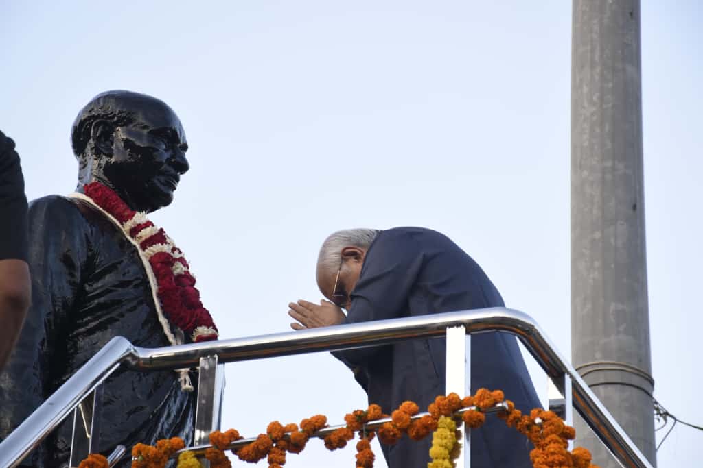 મુખ્યમંત્રી શ્રી ભૂપેન્દ્ર પટેલે જૂનાગઢની બહાઉદીન કોલેજ ખાતે યુનિટી માર્ચ પદયાત્રાના કાર્યક્રમમાં સહભાગી થયા પૂર્વે જૂનાગઢ શહેરના સરદાર ચોક ખાતેની ભારતના લોહપુરુષ અને દેશના મહાન ઘડવૈયા સરદાર વલ્લભભાઈ પટેલની પ્રતિમાને પુષ્પમાળા અર્પણ કરી હતી
<a href="/CMOGuj/">CMO Gujarat</a> 
<a href="/InfoGujarat/">Gujarat Information</a> 
<a href="/collectorjunag/">Collector Junagadh</a>