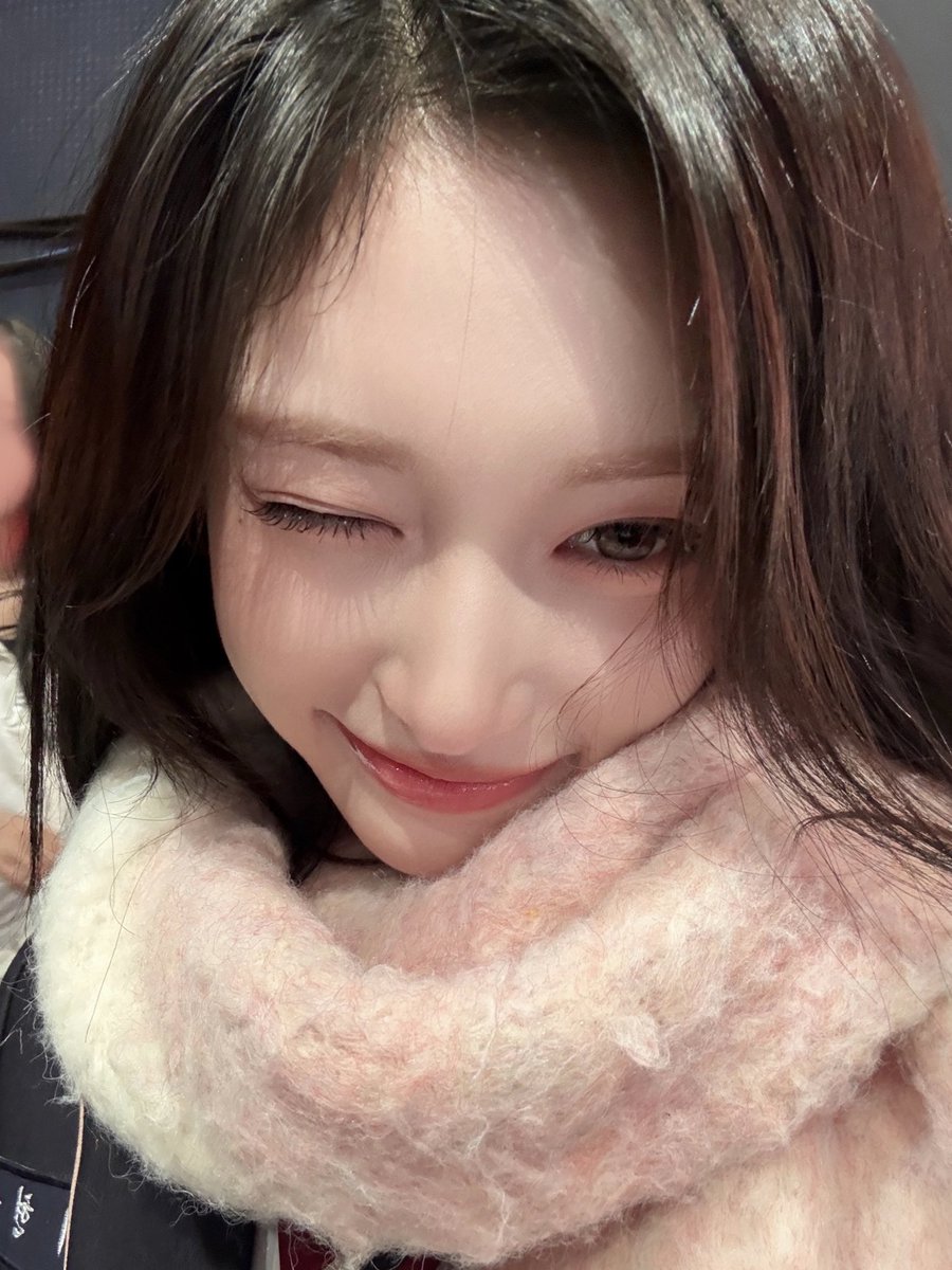 IVEstarship's tweet photo. 📸 
251109 #SBS #인기가요 완료 💕

수험생 DIVE들을 위해
응원단으로 변신한 떠숭이 🐵📣

행운 가득 담은 응원 보내는 중 . . . 🍀💫
수능 보는 DIVE 모두 잘될 거예요! 화이팅 💗

#IVE #아이브
#LEESEO #이서 https://t.co/VDugGmUEhc