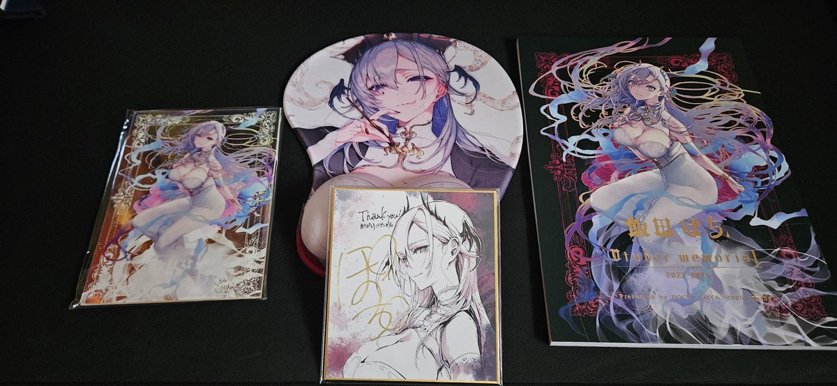 C5H11Cl2N's tweet photo. 最推し漫画家•Vtuberの飯田ぽち。先生フルセットがついに到着。オーロラアクスタの輝きが美しい。直筆サインお疲れ様���した。家宝にします https://t.co/Wz6wcAjWNT