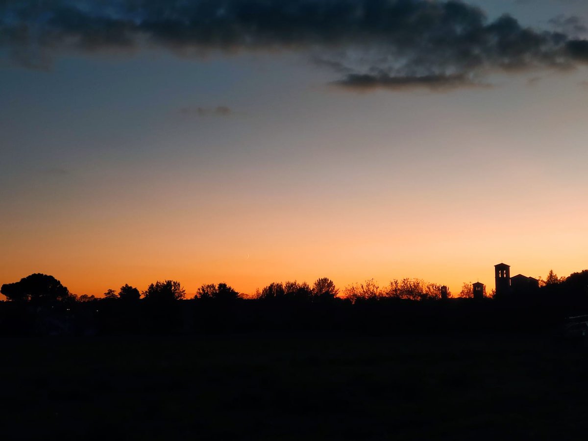 «...casa del Padre mio»
Gv 2,13-22

#Vangelo 

"Lasciamo che Cristo
invada il tempio che siamo noi...
Entri perentorio nelle nostre carni
a far esplodere il bisogno di cielo
che ci appartiene."

<a href="/DehoAlessandro/">Alessandro Deho'</a>

alessandrodeho.com/2025/11/08/bis…

#9novembre #Dedicazione

Foto <a href="/Gabri8Para/">Gabriele</a>