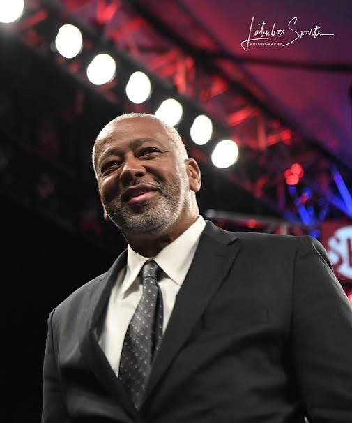 RealRickGlaser1's tweet image. Boxing betting tip, if you see this man Sam Watson in the ring next to a fighter, on a show that isn&apos;t a Amazon/PBC event, then bet heavily instantly on the other fighter!!! 😂