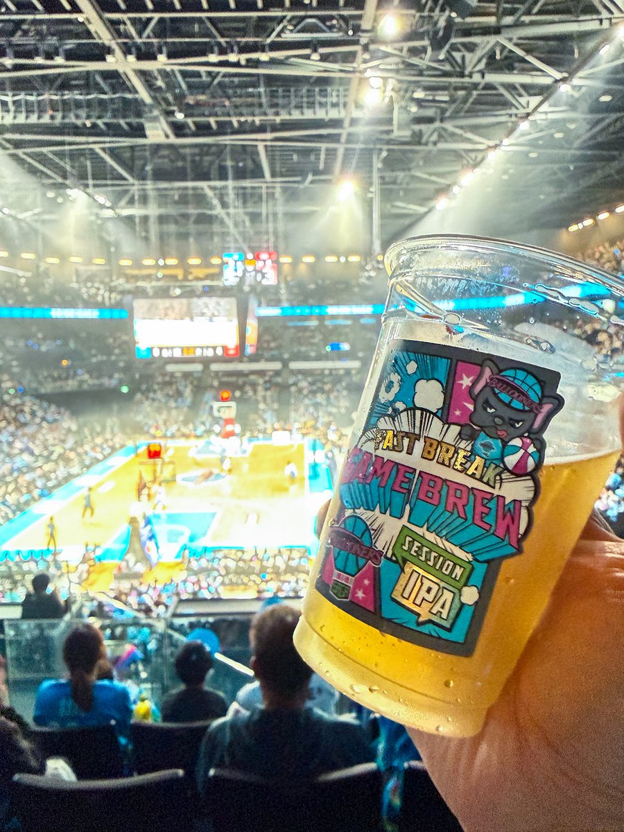 ok_saga's tweet photo. 佐賀バルーナーズの応援のお供に吉野ヶ里町のクラフトビール
「GAME BREW」をゴクリ♪
普段お酒を飲まない福山にも爽やかでフルーティーなビールで美味しく頂きました🥰
#佐賀バルーナーズ
#GAMEBREW https://t.co/2uJP4Rzfid