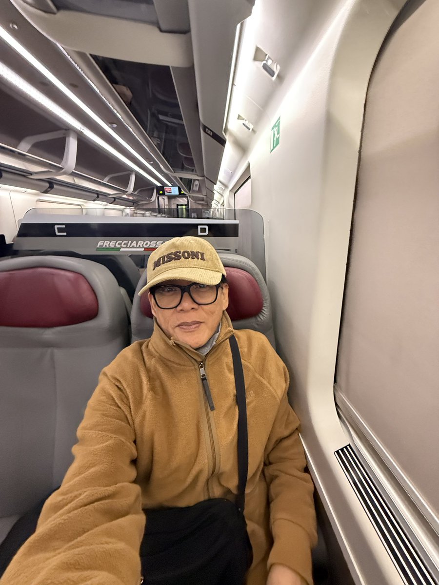don_lindio's tweet photo. #earlytrainride From Stazione Salerno to Napoli #italia https://t.co/gvkLjg3qJT