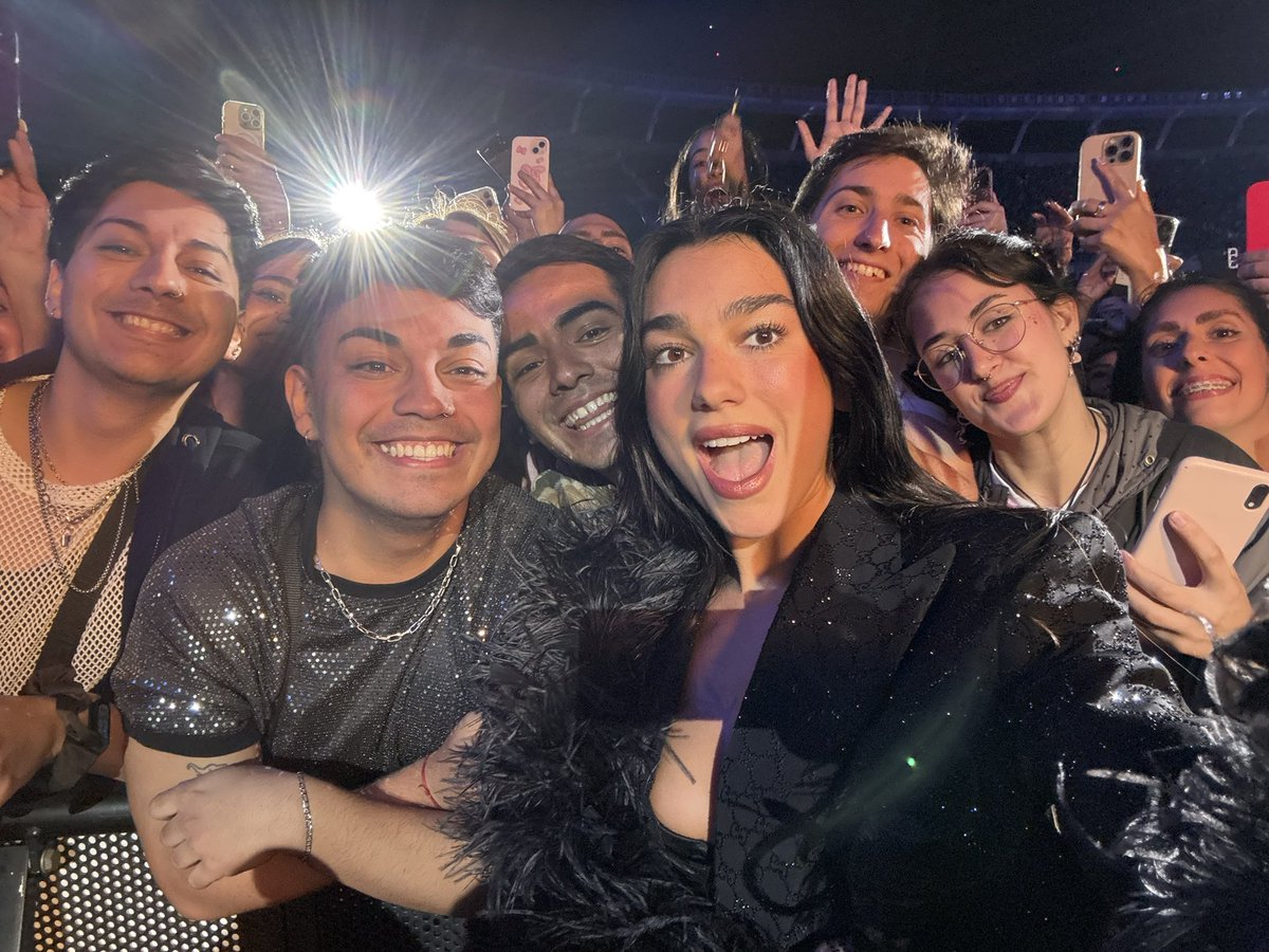 Maur0g_'s tweet photo. Abrace a Dua Lipa, me puso su bufanda y me dijo TE AMO al oido soy la persona mas feliz del mundo
Te amo Duaaaa ❤️❤️ @DUALIPA https://t.co/TyZlWQcO47