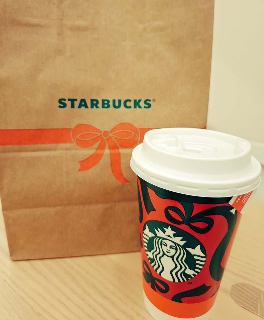 misakimomoko's tweet photo. これはすたばぁ☕
じょいふるの季節ですわね～クリスマスカラー可愛い✨🎄✨ https://t.co/opXRUX2zxK