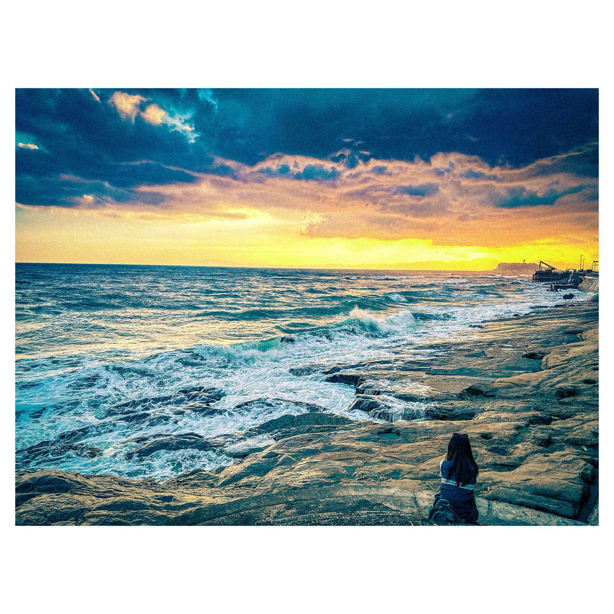 海が好きで、MVとか撮る時もつい真っ先に海のシチュエーションを思い浮かべてしまう
北海道に住んでて、山しか見てこなかったからか、海に憧れがあったような気がする。
海のある風景はなんだか昔から見ていたような、そんな風に思わせてくれる、なんでも受け止めてくれるような気がする。