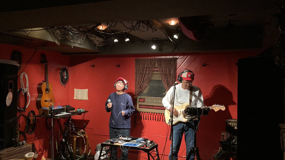 showmakamura's tweet photo. 共演のエレクトリックミサシンさん達は素晴らしくポップで���2人の持つポップさがリズムマシンやシンセサイザーを通して何倍にも膨れ上がっていて最高でした✨

こんな2組はなかなかない組み合わせだと思いますが、またやれたら良いなと思います♫ https://t.co/DtbMhIQ0SL