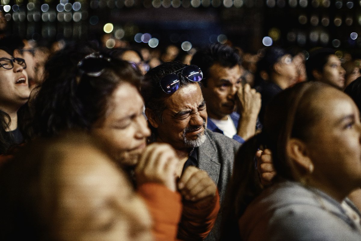 CulturaCiudadMx's tweet photo. ✨ Más de 170 mil personas llenaron el Zócalo capitalino para celebrar el legado del Divo de Juárez.
Entre aplausos, canto y nostalgia, el corazón de la Ciudad de México revivió la magia de Juan Gabriel con la proyección del histórico concierto en el Palacio de Bellas Artes.

Desde temprano, miles de fans llegaron con flores, carteles y atuendos inspirados en su inconfundible estilo, compartiendo una misma emoción: el amor eterno por Juanga.

“Querida”, “Amor eterno”, "Hasta que te conocí" y “El Noa Noa” fueron solo algunas de las canciones que retumbaron en cada rincón, coreadas por una multitud que convirtió la plancha del Zócalo en un solo coro. La noche cerró con la presentación del Mariachi Estrella de América y un espectáculo de fuegos artificiales que iluminó el cielo mientras seguían sonando sus canciones.

🙏 Gracias a todas y todos quienes hicieron de esta noche una celebración inolvidable del amor, la música y la alegría de Juan Gabriel.

@GobCDMX | @NetflixLAT | @GFestivalesCDMX