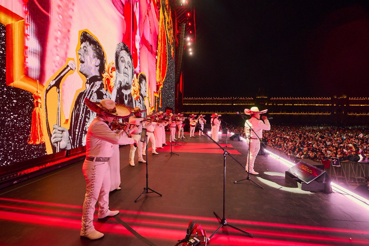 ✨ Más de 170 mil personas llenaron el Zócalo capitalino para celebrar el legado del Divo de Juárez.
Entre aplausos, canto y nostalgia, el corazón de la Ciudad de México revivió la magia de Juan Gabriel con la proyección del histórico concierto en el Palacio de Bellas Artes.