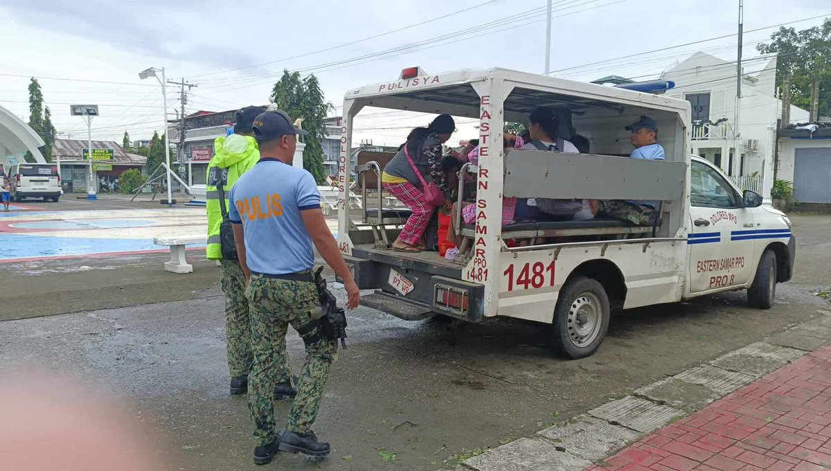 𝐌𝐠𝐚 𝐩𝐮𝐥𝐢𝐬 𝐬𝐚 𝐄𝐚𝐬𝐭𝐞𝐫𝐧 𝐒𝐚𝐦𝐚𝐫, 𝐧𝐚𝐠𝐛𝐢𝐠𝐚𝐲 𝐧𝐠 𝐥𝐢𝐛𝐫𝐞𝐧𝐠 𝐬𝐚𝐤𝐚𝐲 𝐬𝐚 𝐧𝐚𝐠𝐬𝐢𝐬𝐢-𝐮𝐰𝐢𝐧𝐠 𝐞𝐯𝐚𝐜𝐮𝐞𝐞𝐬

Nagpatupad ng Libreng Sakay ang Dolores Municipal Police Station, Dolores, Eastern Samar ngayong hapon, November 9, 2025, upang