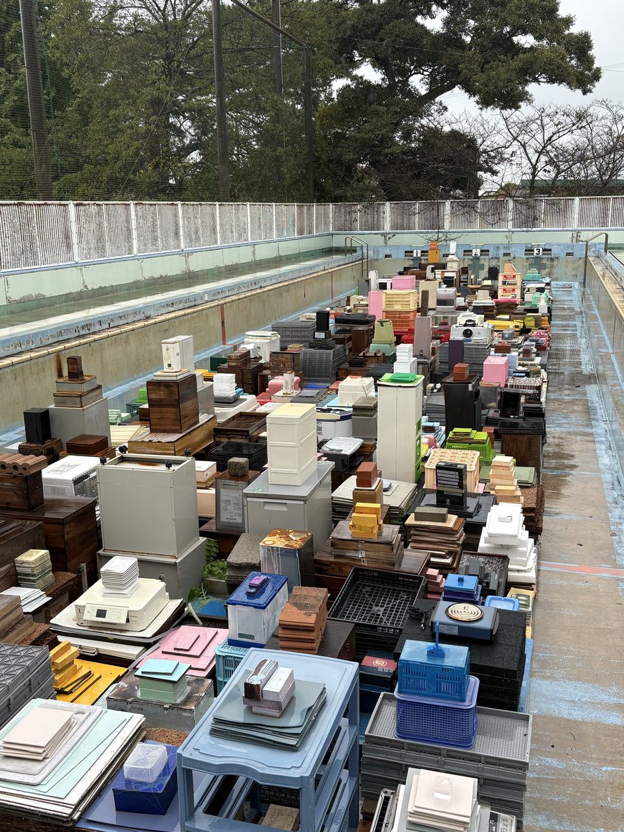 Route_0_0's tweet photo. 近くにいた関西弁のおばちゃんが、「墓に見えるなぁ、、、」って呟いてから、墓にしかみえなくなった。
地域で使われなくなった四角いものを集めてつくった色彩と構造の小さな町。
ヤコブ・ダルグレン「色彩の解釈と構造」
 #瀬戸内国際芸術祭 https://t.co/xHFxvzo75H