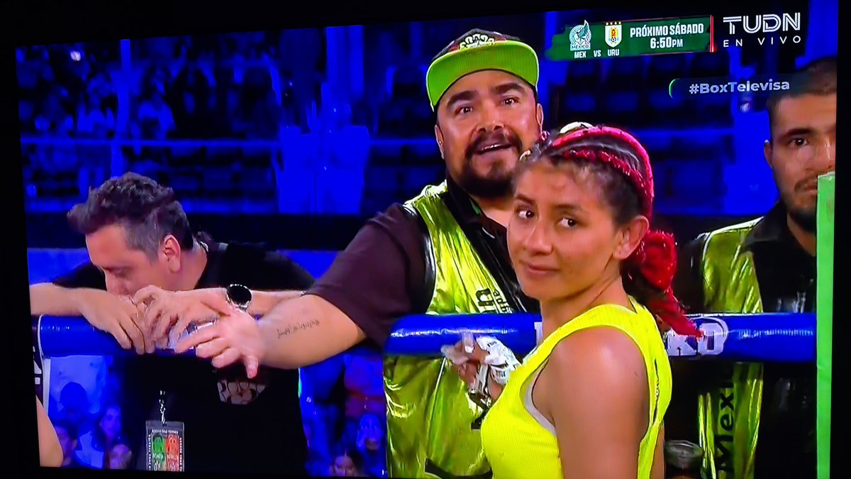 pepehanan's tweet image. Arruinan el espectáculo con una decisión absurda.
Acusan a Gaby ‘La Bonita’ Sánchez de dar un cabezazo y determinan empate técnico cuando el corte sobre la ceja de la argentina claramente fue con un derechazo 🥊.
Era victoria de la poblana.
#Robo