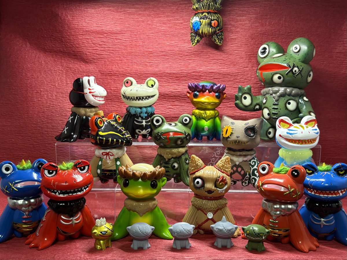 出店ー８
「Elfrog工房」（<a href="/Elfrog8/">Elfrog工房　ﾃﾞｻﾞﾌｪｽ両日N-186　深川お化け縁日</a>）
親子ユニットで地元である深川の伝承をもとに河童をモチーフとした河童の「ふかわ」、と特級呪物の猫藁人形の「ろろる」のオリジナルキャラクターのソフビを作っています。
妖怪モチーフのカラーのソフビもございます。