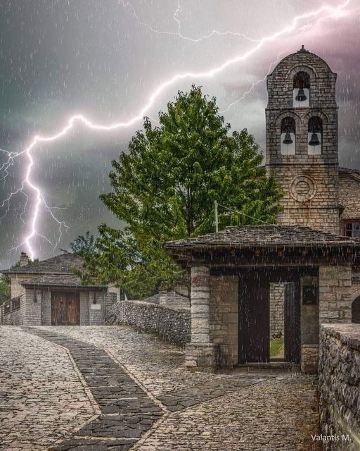 Καλημέρα από ♥️ 
Ευλογημένη Κυριακή...να έχουμε τις πρεσβείες και την προστασία του Αγίου Νεκταρίου!!! 🙏Χρόνια πολλά σε όλους τους εορτάζοντες ♥️ 
♥️Βροχερό Μονοδένδρι Ζαγορίου♥️