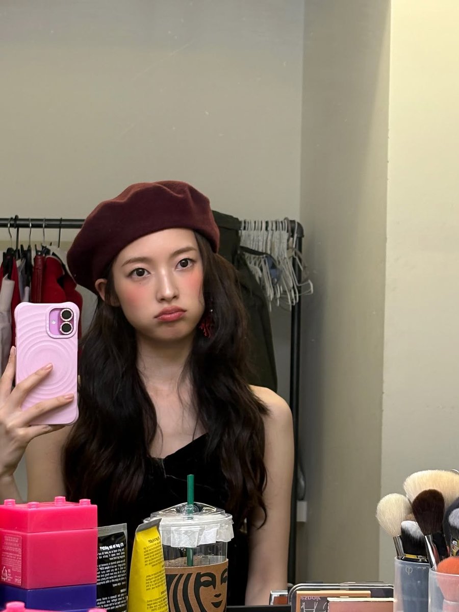 a little blush, soft light, and me feeling pretty today 🍒 나 오늘 예쁘지?