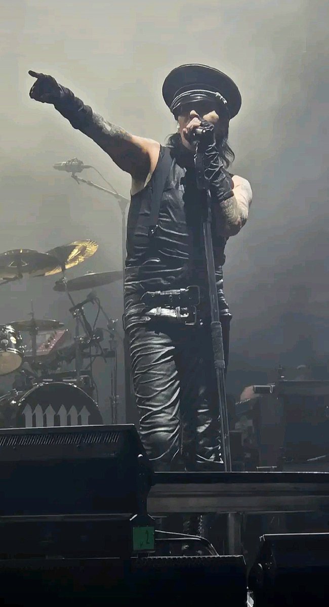 GerdaBarrel's tweet photo. Nov 1 | Cardiff, UK
📸 Dan Ryan | daanr90
#marilynmanson #marilynmansonforever #marilynmansonlove #marilynmansonfan #marilynmansonfamily #mansonite #manson #mansonites #istandwithmarilynmanson #brianwarner #brianhughwarner #manson https://t.co/GpoT4ZtOUV