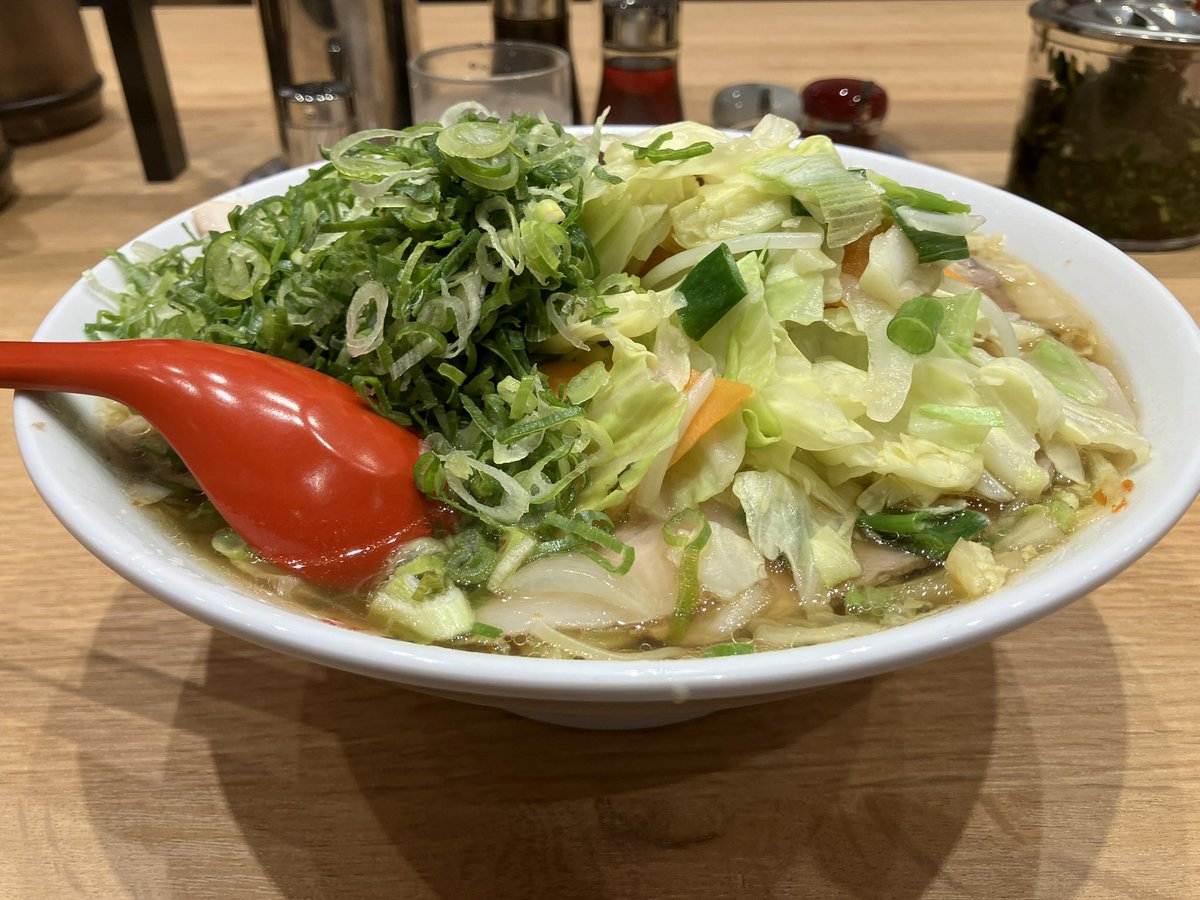hideaki0426ddr's tweet image. 昼飯　道頓堀ラーメン神座カムクラ川越店
焼豚ラーメン野菜炒めとネギと煮卵と大盛り増し　今年定年になる会社の先輩のH井さんからお薦めされました。スープがあっさりしていて野菜炒めも量が凄く多くて野菜豊富で胃がもたれませんでした。また食べたくなるラーメンでした。