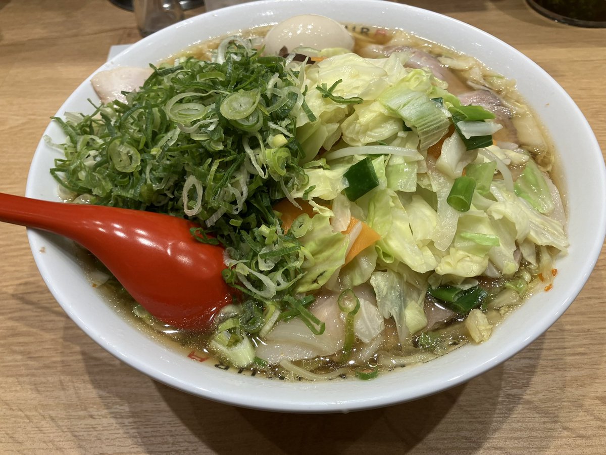 hideaki0426ddr's tweet image. 昼飯　道頓堀ラーメン神座カムクラ川越店
焼豚ラーメン野菜炒めとネギと煮卵と大盛り増し　今年定年になる会社の先輩のH井さんからお薦めされました。スープがあっさりしていて野菜炒めも量が凄く多くて野菜豊富で胃がもたれませんでした。また食べたくなるラーメンでした。