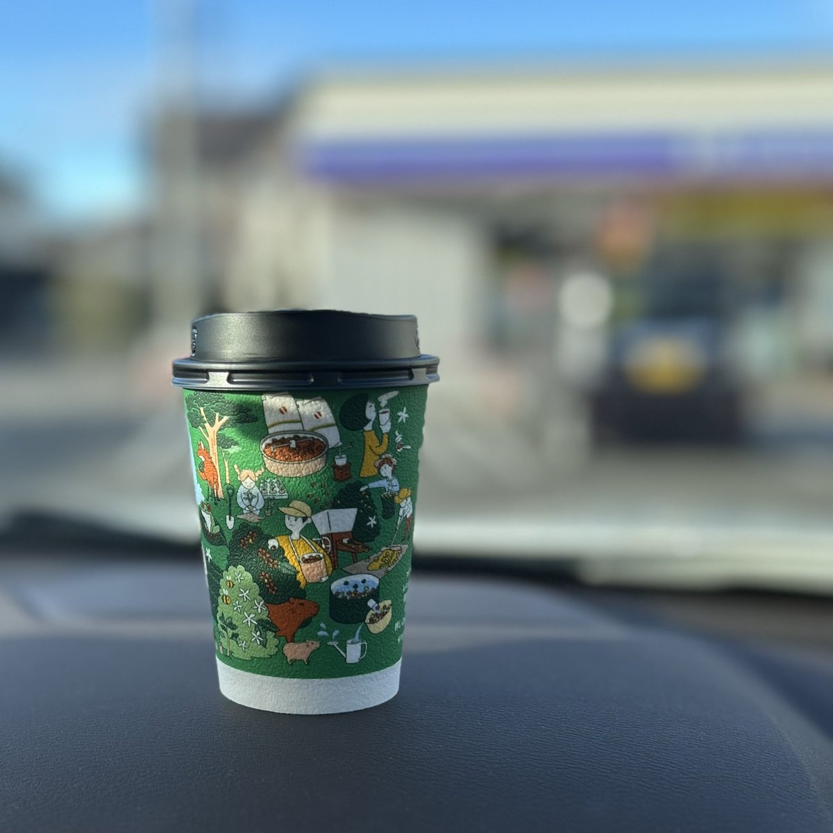 一発でヘアが決まったし、メイクも上手くいったんだけど、誰かに会う予定もない土曜日
なんかなーと思っていて、コンビニでコーヒー買ったら、コップがめちゃくちゃかわいくてびっくり
なんか、いい予感がしてきた💕

誰かに、出会っちゃったりして🤭