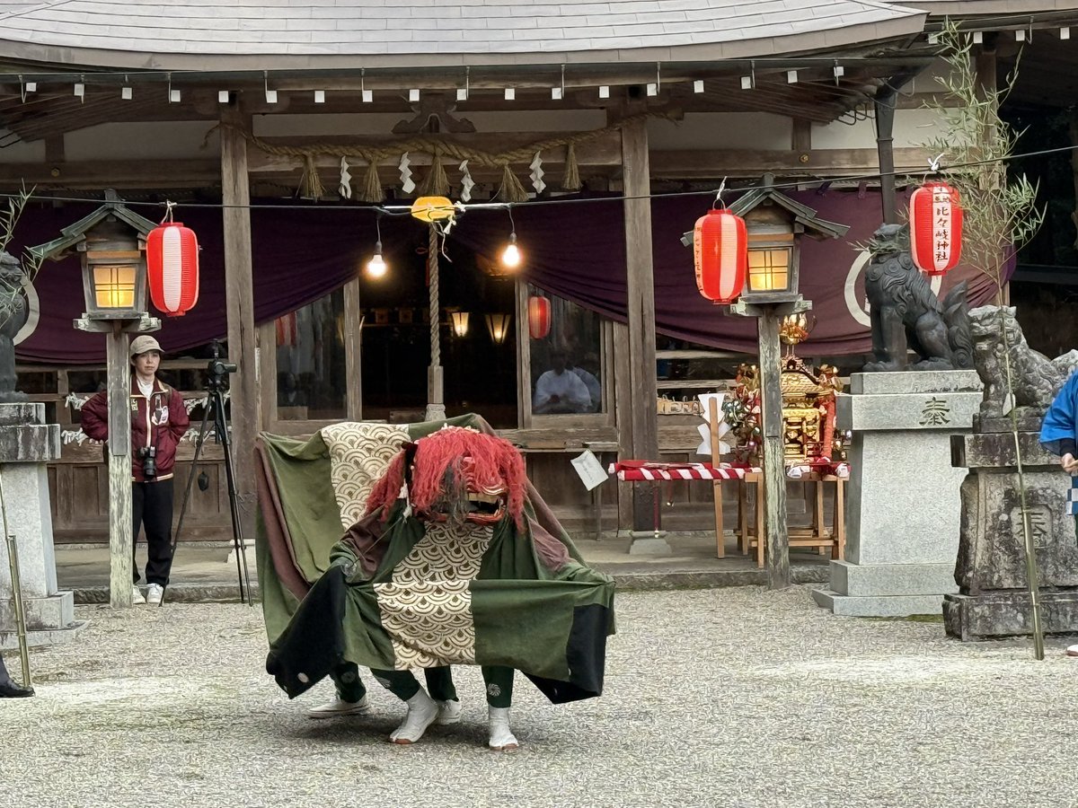 shukka01's tweet photo. 今週末は地元の秋祭りでした。
昨日（１１月８日）は、宵宮ということで、神輿が練り歩き、神社では、獅子舞、福引、餅まきがありました。
残念ながら、福引では、何も当たらず、餅もあまり拾えませんでしたが、見事な秋晴れのもと、祭りの雰囲気を楽しみました。
#秋祭り  #祭り  #祭  #festival https://t.co/ptwNItvkR4