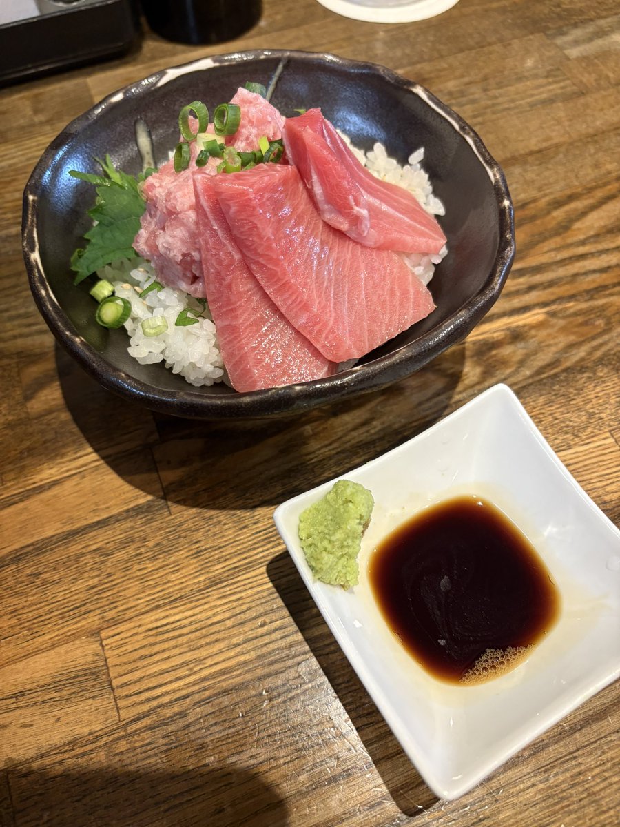 UMB102def's tweet photo. 佐倉 / 喜多方食堂 麺や玄 佐倉分店
 🚩蔵出し醤油らーめん まったり 大盛
 🚩半本鮪丼

今年254杯メ〜ん？昨日はまともに飯🍚食わずにアルコール🍺消毒？本日の気まぐれ💿🍜具合はこんな感じ🎶🤣

現地検索🔍めちゃ混み店内待ちも脅威の♻️回転率✨😳

周りは高確率で本マグロ🐟付き❣️コクのあるまったり背脂醤油スープも旨い‼️😋

これだけ食って¥超お値打ち1550💕😁