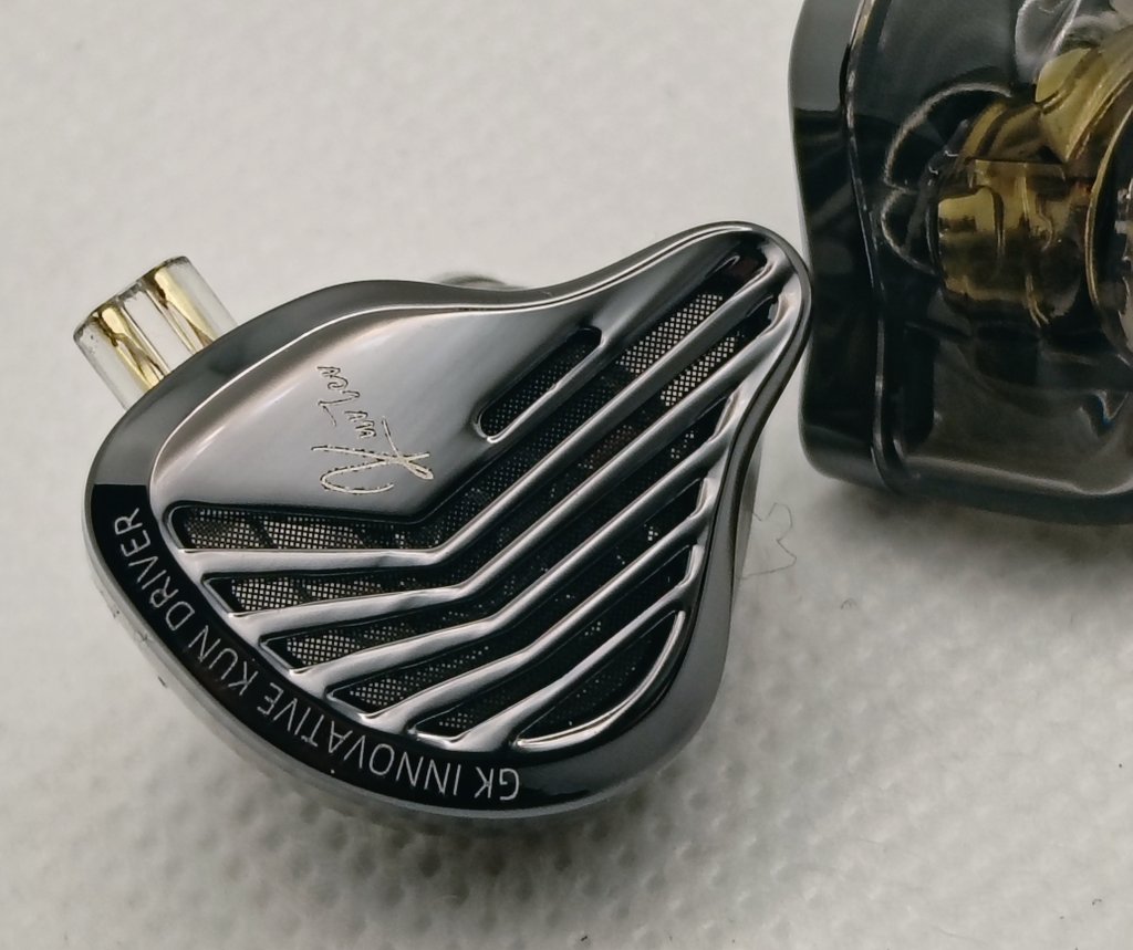 GK Official　(<a href="/GK_GrooveKeeper/">GK Official</a>)のGiveaway企画当選品🎉

＼✨G.K“GK-KUNTEN”✨ ／

　弾着確認です！👍💫

ビルドクオリティは最近のKZに準拠しているのでしょう素晴らしい仕上がり👀✨

サウンドは…ぶっちゃけかなり良いですね😳

大径ボイスコイルを採用することでドームも大径化、磁石も大径化