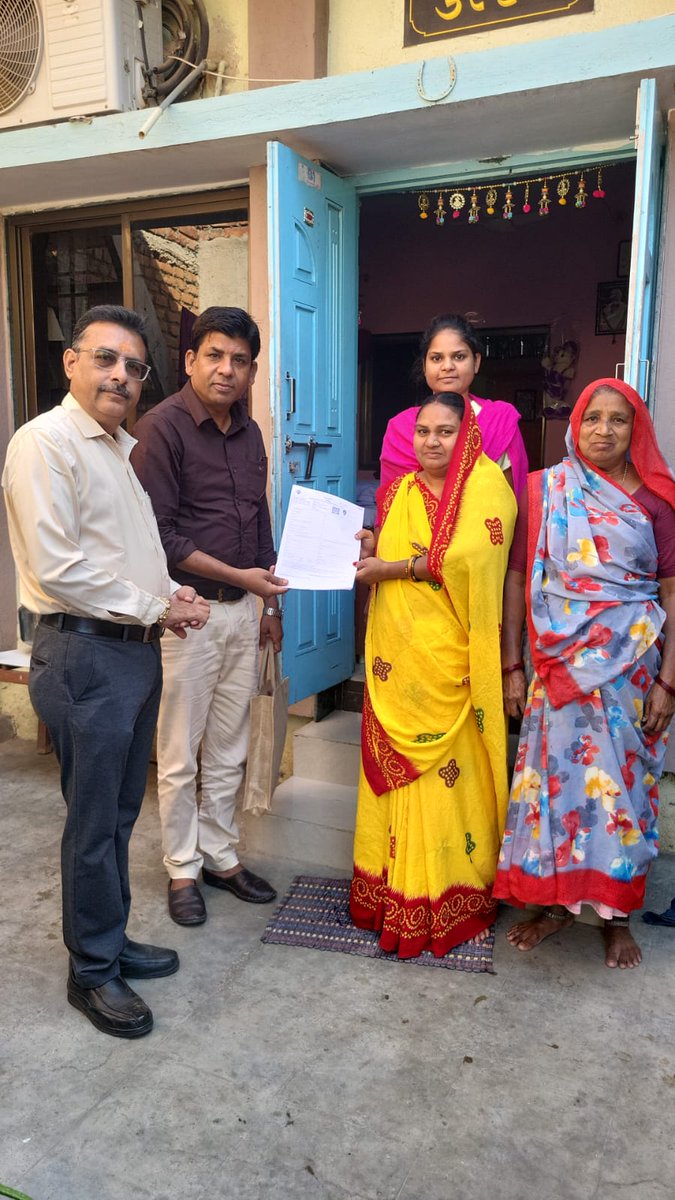 SIR(મતદાર યાદી ખાસ સઘન સુધારણા) કાર્યક્રમ અંતર્ગત ભાવનગર જિલ્લાના વિવિધ વિભાગોમાં BLO દ્વારા મતદારોને Enumeration Forms (ગણતરી ફોર્મ) વિતરણની કામગીરી કરવામાં આવી રહી છે.
અમારા BLOશ્રી ફિલ્ડમાં છે, જ્યારે તેઓ તમારા ઘરની મુલાકાત લે ત્યારે સહકાર આપશો.
#SIR #ECI
<a href="/ECISVEEP/">Election Commission of India</a>
<a href="/CEOGujarat/">Chief Electoral Officer, Gujarat</a>