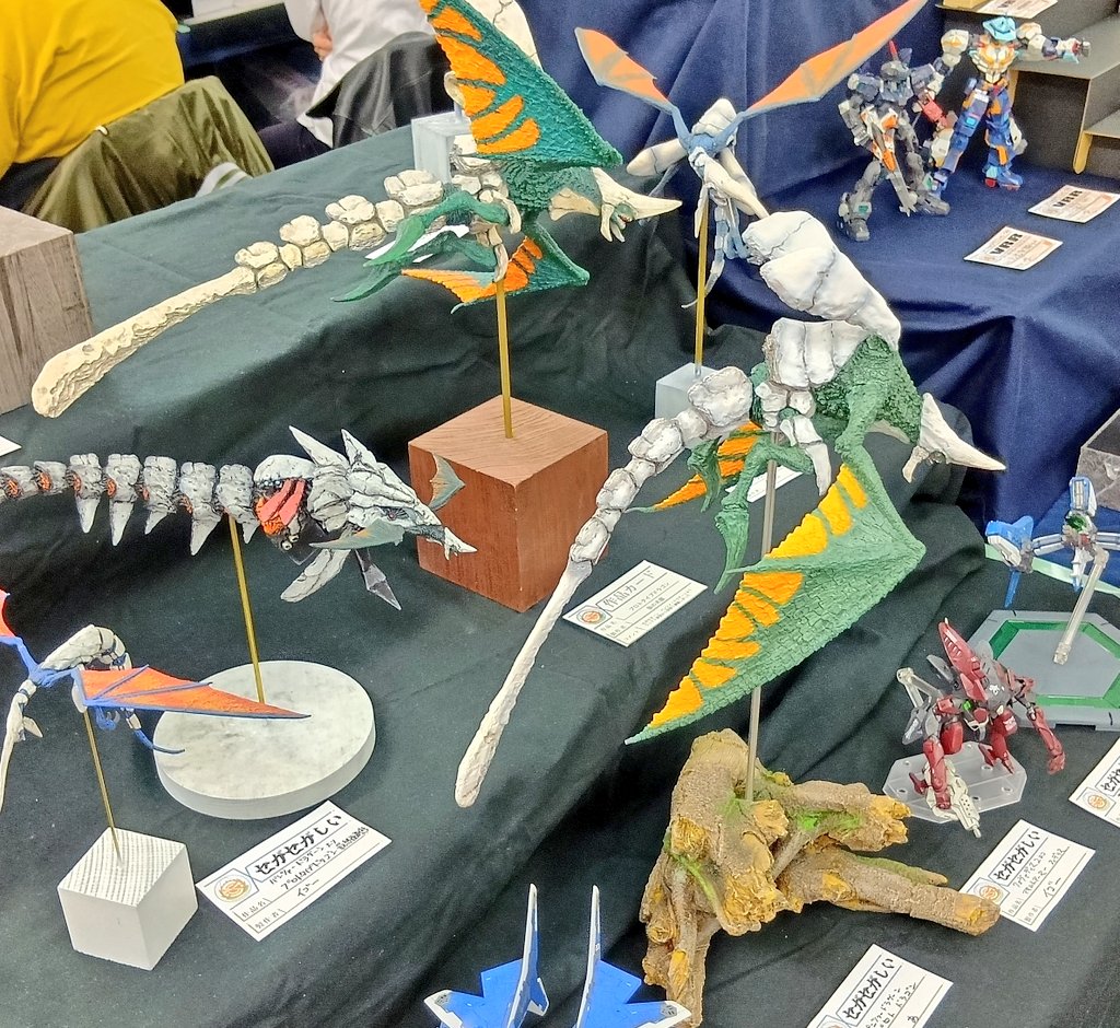 「せがせがしい」卓にプロトドラゴンを置かせて頂きました。
手前のが拙作、奥のは原型製作者梨の木屋さん　＠nashinokiya ご自身の作例。
周囲にはイゴーさん <a href="/morizou61/">イゴー</a>
 のプロト最終形態やブルードラゴンなども。
#パンツァードラグーン 合わせに参加出来て感謝！