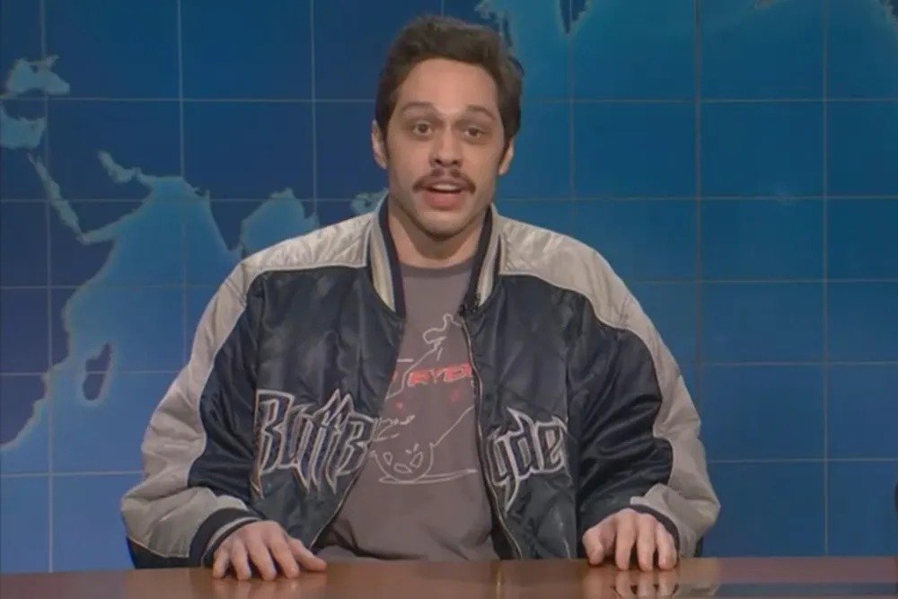Variety's tweet image. Pete Davidson made a surprise return to "SNL" — and made a joke about his former boss. 

“If Lorne Michaels has taught us anything, it’s that you never, ever give up. Even if everyone says the time has come and Tina Fey is ready to take over."

Read more: variety.com/2025/tv/news/p…