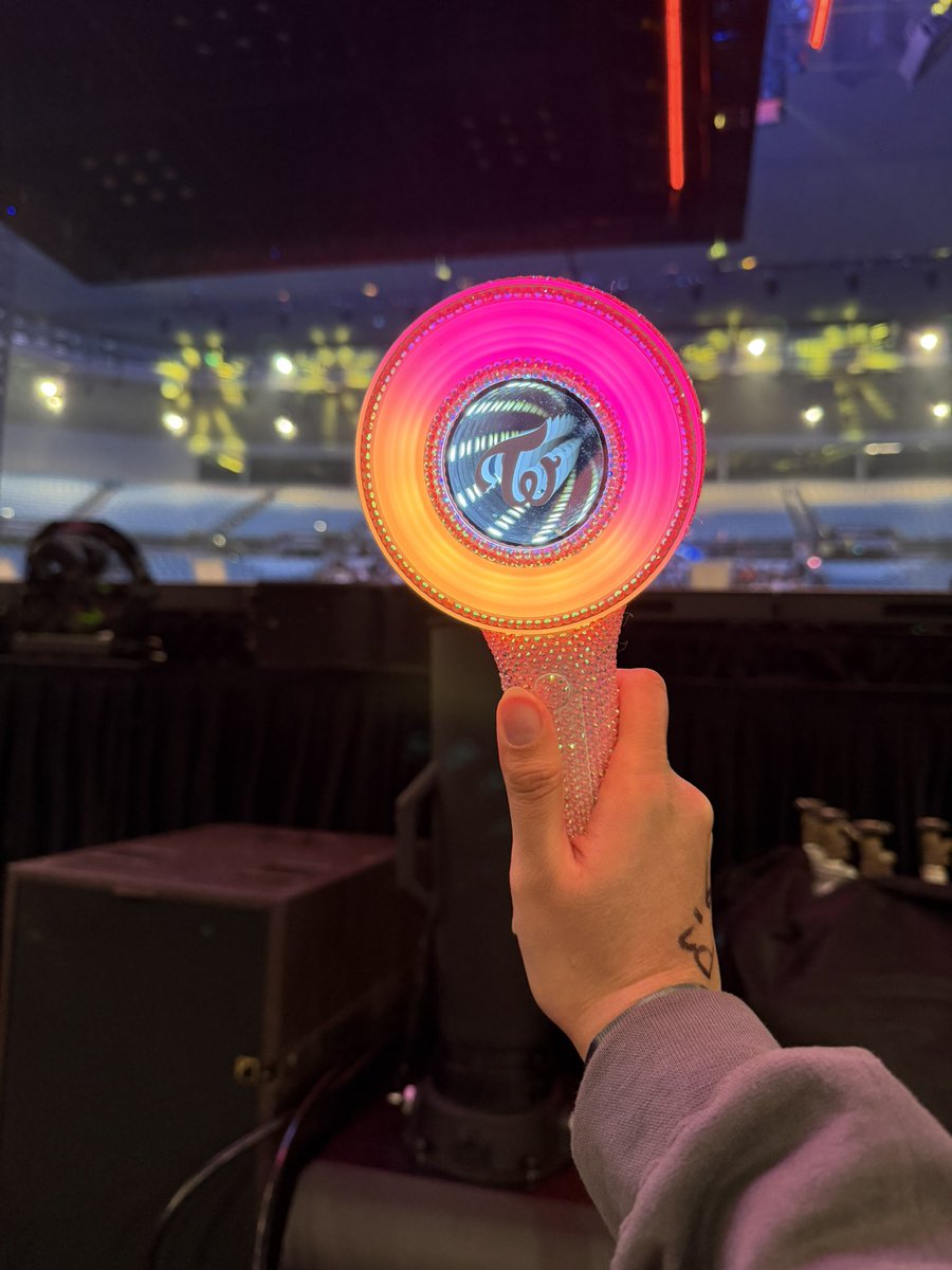 vmkgf's tweet image. barricade at the momo bday bash 🙂‍↕️