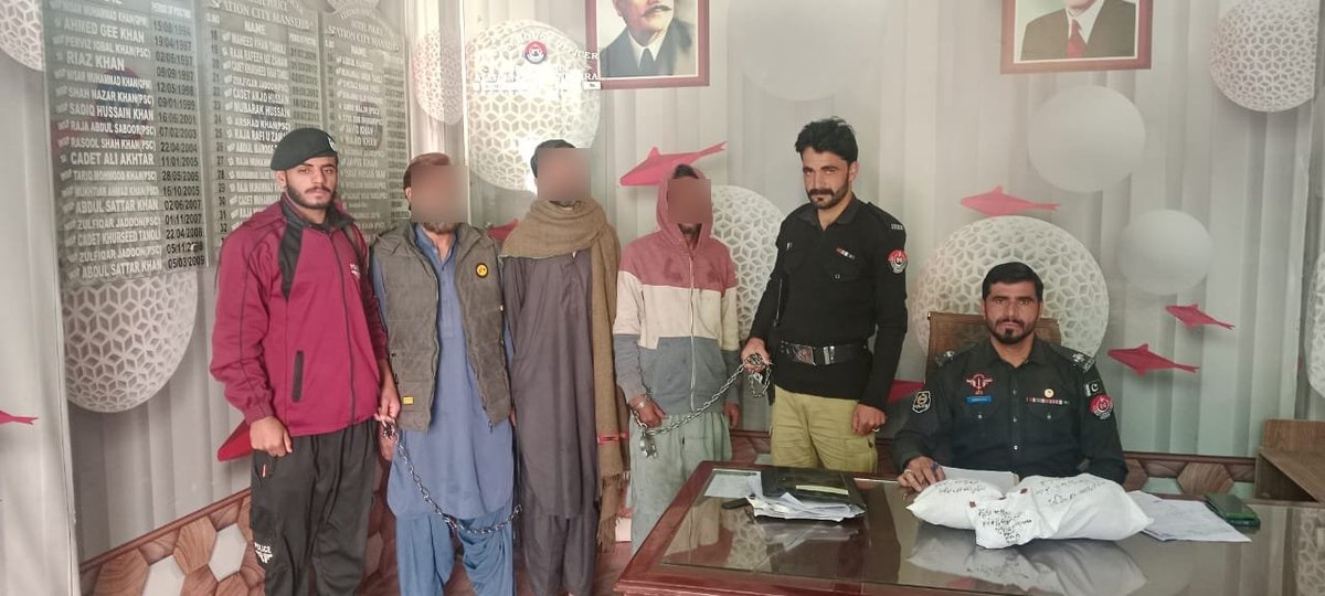 تھانہ سٹی پولیس نے منشیات فروشوں کو آئس اور چرس سمیت گرفتار کرلیا۔

گرفتار ملزمان میں لمبی ڈھیری کے رہائشی بلال ولد غلام سرور ، نوید عمر ولد عمر خان اور محلہ خانبہادر کا رہائشی فیصل ولد مسکین شامل۔