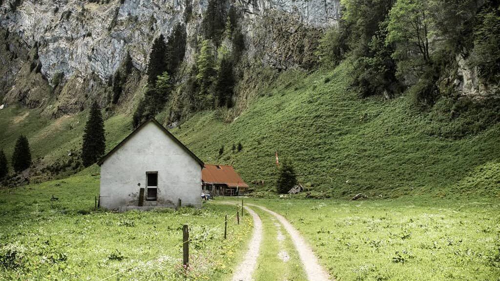 "İnsan sonunda istediği yere vardığında,
Yolda başına gelenleri unuturmuş .."

صباح الخير '💌