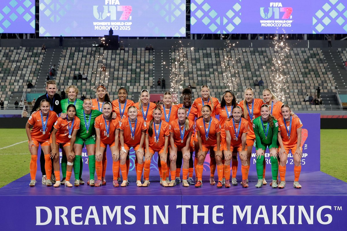 Belanda boleh kalah kelas dari Korea Utara kemarin malam di final #U17WWC. Tetapi, banyak sekali yang bisa dibanggakan dari Oranje Muda. 

Tahun ini adalah tahun kejayaan mereka di U17. Musim panas ini juara Euro U17 dan ke final Piala Dunia U17 dengan susah payah sudah menjadi