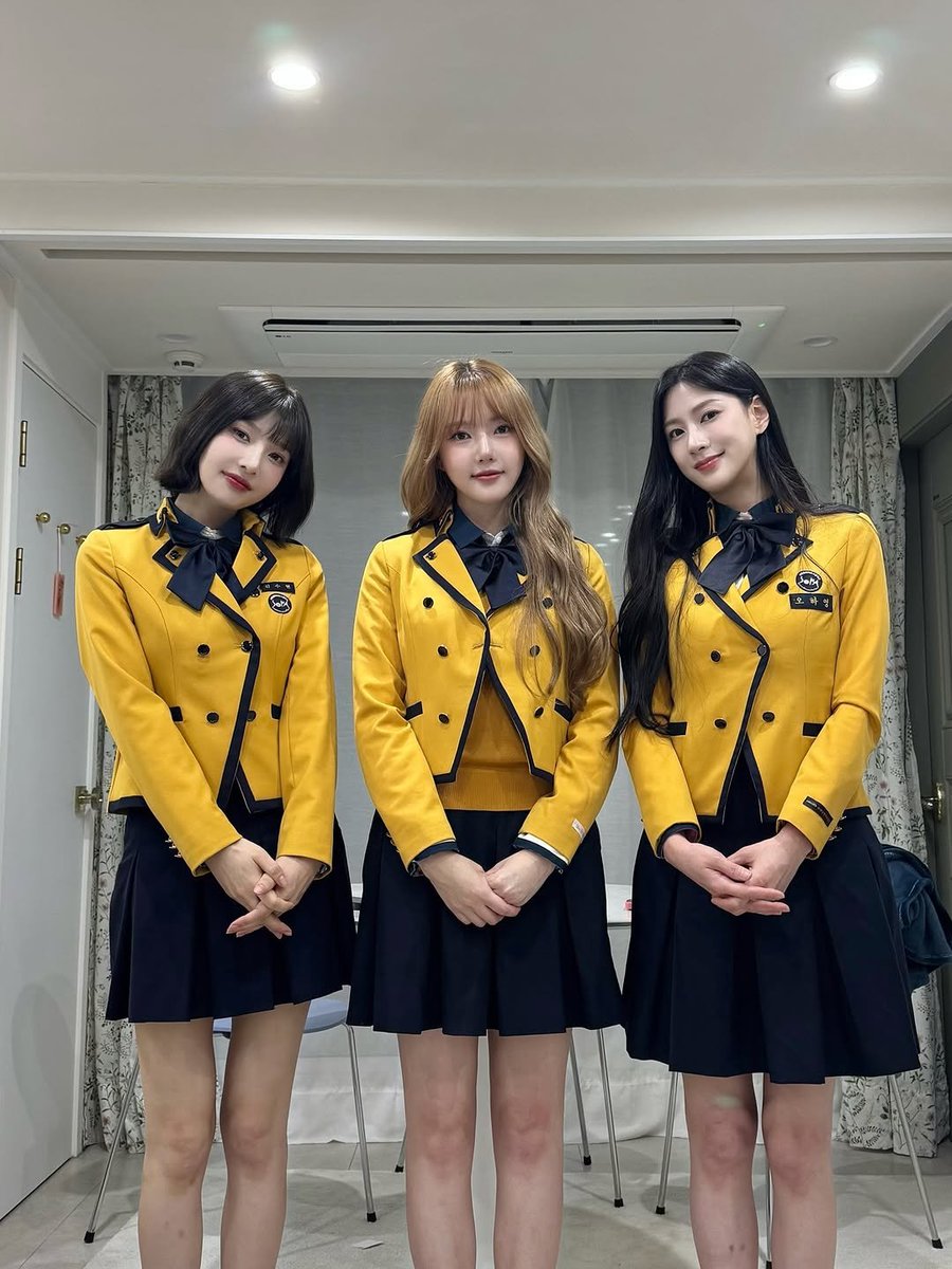 Joy (Red Velvet), Yerin (GFRIEND), dan Hayoung (Apink) reunian pake baju SMA mereka, SOPA.

v.daum.net/v/202511081831…